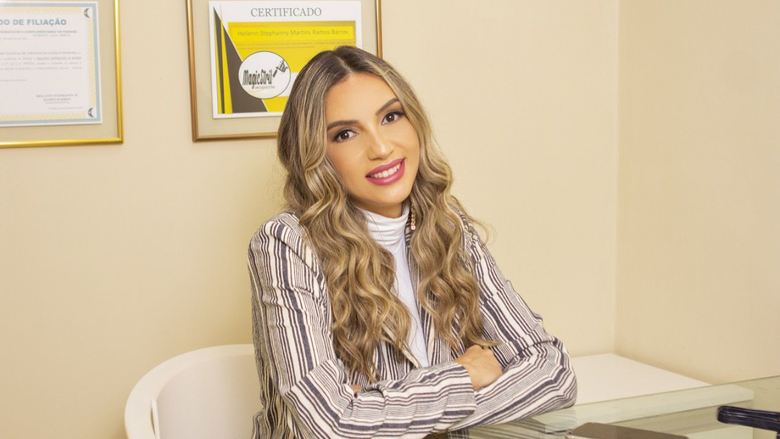 Dra. Hellenn, fundadora, em sua sala na Clínica Dona Estética